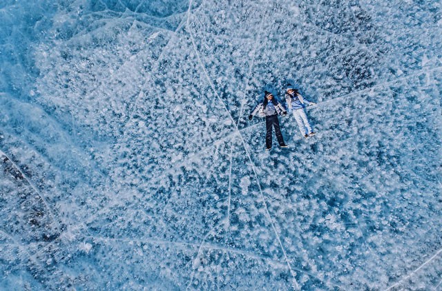 Những khoảnh khắc 'hiếm có khó tìm' tại hồ nước ngọt sâu nhất thế giới - ảnh 10