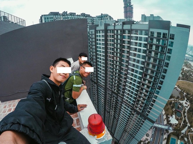 Ba thanh niên quay video mạo hiểm trên nóc nhà 38 tầng ở Sài Gòn - ảnh 1