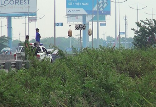 Gần trăm người đốt lửa vây bắt nhóm cướp ven Sài Gòn - ảnh 2