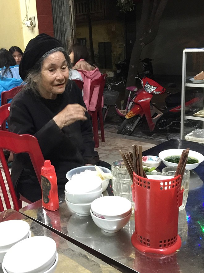 Cô gái Nghệ An xinh đẹp trả tiền 20 bữa cơm cho bà cụ ăn xin - ảnh 1