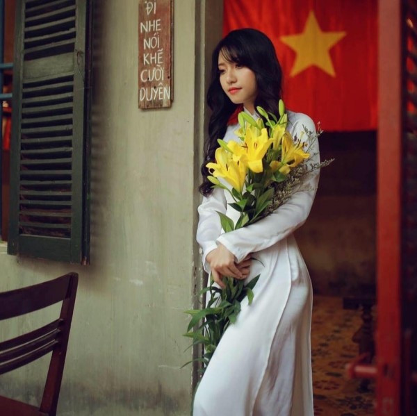 Cô gái Nghệ An xinh đẹp trả tiền 20 bữa cơm cho bà cụ ăn xin - ảnh 2