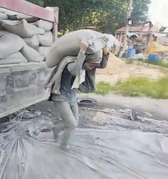Cô gái vác 20 tấn xi măng mỗi ngày và câu chuyện cảm động phía sau - ảnh 1