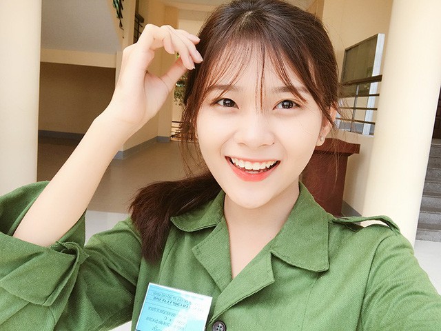 Bức ảnh nữ sinh xinh đẹp đi học quân sự khiến bao chàng say đắm - ảnh 4