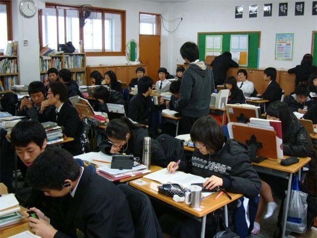 Hé lộ mặt tối đáng sợ đằng sau nền giáo dục hàng đầu thế giới - ảnh 1