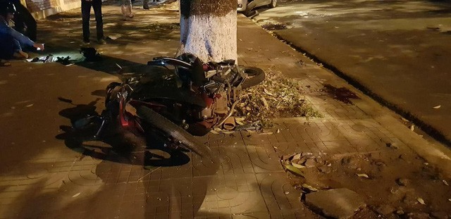 Ô tô tông bé trai 5 tuổi tử vong, bố mẹ cháu bé trọng thương - ảnh 1
