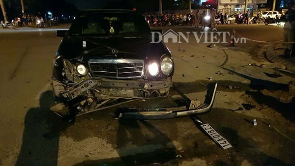 Xe máy tông ô tô trong phố đi bộ, 2 người chết - ảnh 1
