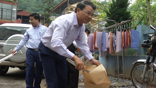Chủ tịch tỉnh Lào Cai cùng đoàn viên thanh niên xuống đường nhặt rác - ảnh 1