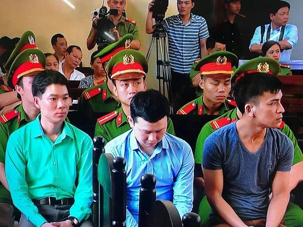 Bác sỹ Hoàng Công Lương và cái cúi đầu trước ngày ra toà - ảnh 1