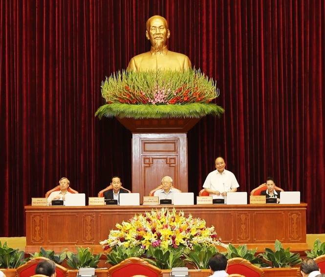 Sáng nay Hội nghị Trung ương 7 thảo luận đội ngũ cán bộ các cấp - ảnh 2