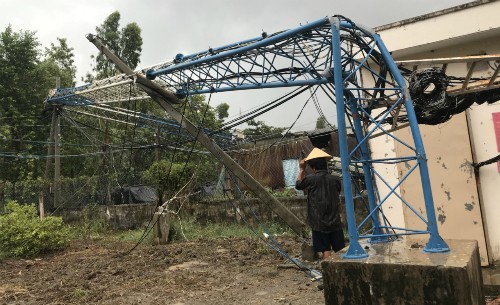 Giông lốc làm trụ phát sóng gãy ngã đè lên nhà dân - ảnh 1