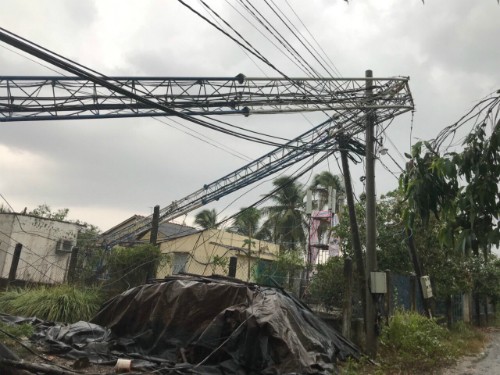 Giông lốc làm trụ phát sóng gãy ngã đè lên nhà dân - ảnh 4