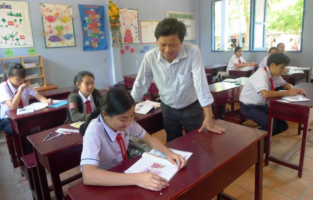 Thầy giáo cưỡi 'ngựa sắt' băng rừng gieo chữ cho học trò - ảnh 1