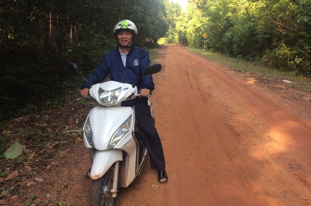 Thầy giáo cưỡi 'ngựa sắt' băng rừng gieo chữ cho học trò - ảnh 2