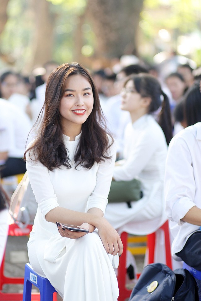 Ngắm vẻ đẹp của nữ sinh trường Bưởi trong tà áo dài ngày bế giảng - ảnh 1