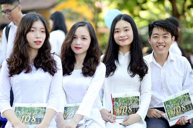 Ngắm vẻ đẹp của nữ sinh trường Bưởi trong tà áo dài ngày bế giảng - ảnh 2