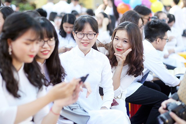 Ngắm vẻ đẹp của nữ sinh trường Bưởi trong tà áo dài ngày bế giảng - ảnh 4