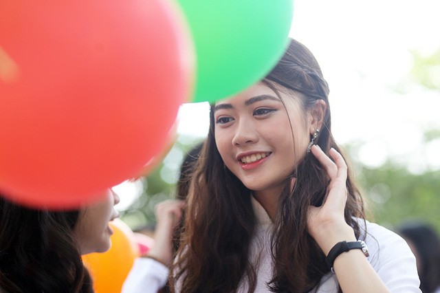 Ngắm vẻ đẹp của nữ sinh trường Bưởi trong tà áo dài ngày bế giảng - ảnh 5