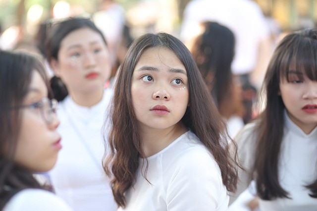 Ngắm vẻ đẹp của nữ sinh trường Bưởi trong tà áo dài ngày bế giảng - ảnh 6