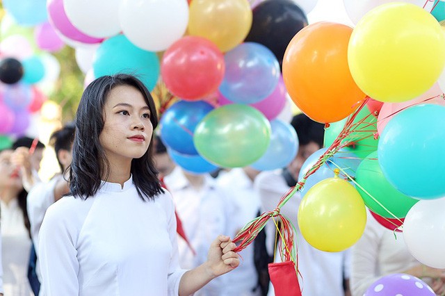 Ngắm vẻ đẹp của nữ sinh trường Bưởi trong tà áo dài ngày bế giảng - ảnh 8