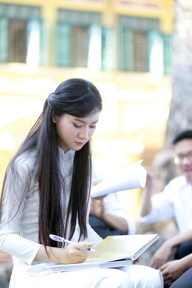 Ngắm vẻ đẹp của nữ sinh trường Bưởi trong tà áo dài ngày bế giảng - ảnh 9