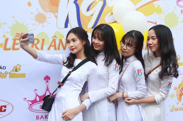 Tinh khôi vẻ đẹp nữ sinh trường Quốc học Vinh ngày chia tay - ảnh 12
