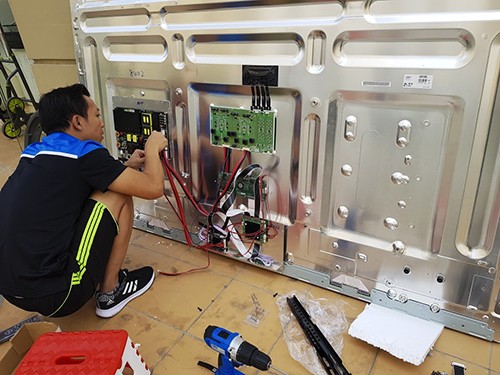 Dân chơi tự lắp màn hình 4K khổ lớn xem bóng đá - ảnh 1