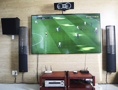 Dân chơi tự lắp màn hình 4K khổ lớn xem bóng đá - ảnh 2