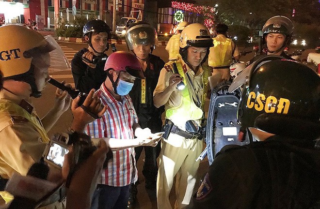 Thanh niên cù nhầy, hỏi CSGT 'biết nhậu không?' - ảnh 1