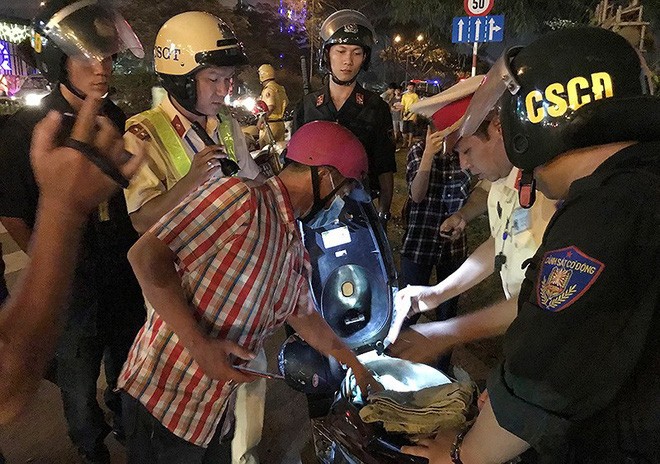 Thanh niên cù nhầy, hỏi CSGT 'biết nhậu không?' - ảnh 2