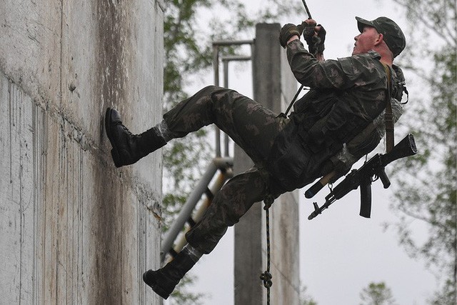 Mục kích màn so tài của lính trinh sát Nga tinh nhuệ - ảnh 4