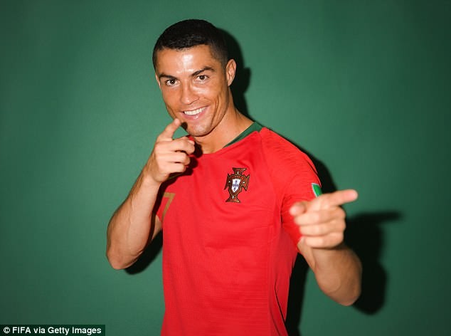 Ronaldo nhí nhảnh chụp ảnh thẻ World Cup - ảnh 1