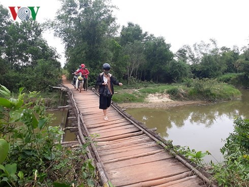 Hàng ngàn người dân thót tim vì cầu Quy Thiện - ảnh 1