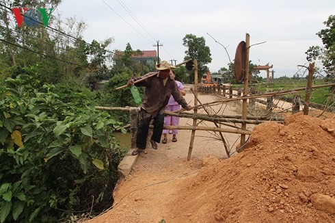 Hàng ngàn người dân thót tim vì cầu Quy Thiện - ảnh 4