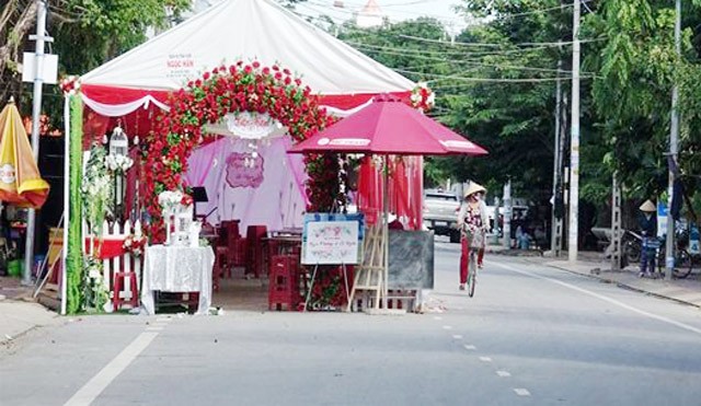 Cách chức Chủ tịch phường nếu để rạp cưới tràn lòng đường - ảnh 1