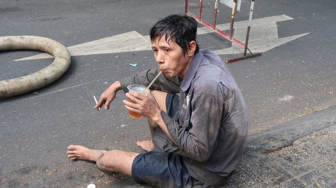 Kinh hãi những thứ được móc lên từ lòng cống ở Sài Gòn - ảnh 5