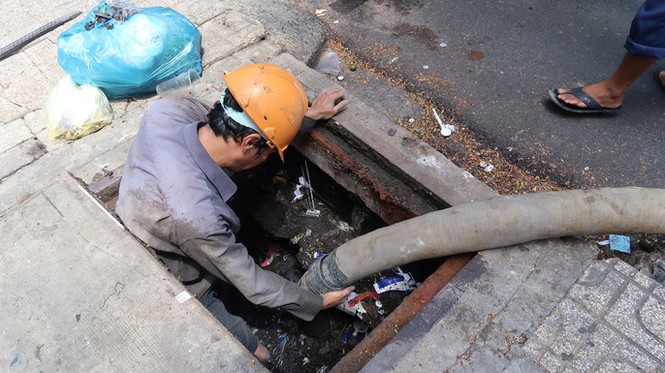 Kinh hãi những thứ được móc lên từ lòng cống ở Sài Gòn - ảnh 6