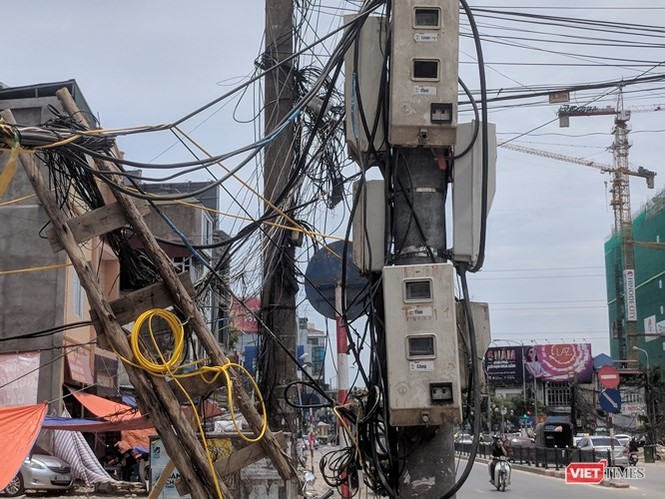Giật mình cáp viễn thông như 'liễu rủ' trên đường Minh Khai - ảnh 1