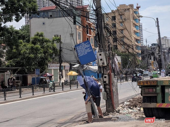Giật mình cáp viễn thông như 'liễu rủ' trên đường Minh Khai - ảnh 3