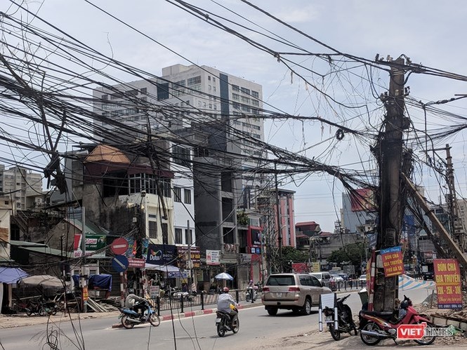 Giật mình cáp viễn thông như 'liễu rủ' trên đường Minh Khai - ảnh 5