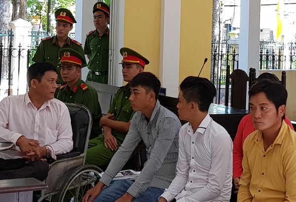 Cả nhà bị tù vì tội gây rối trật tự, chống người thi hành công vụ - ảnh 1
