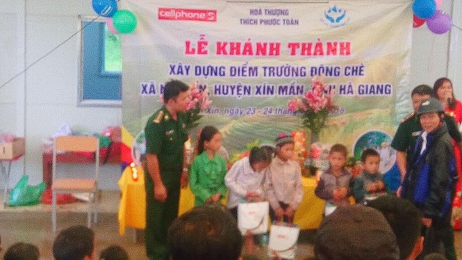 Nhà sách Tiền Phong tài trợ sách cho trường tiểu học Đông Chè-Hà Giang - ảnh 1