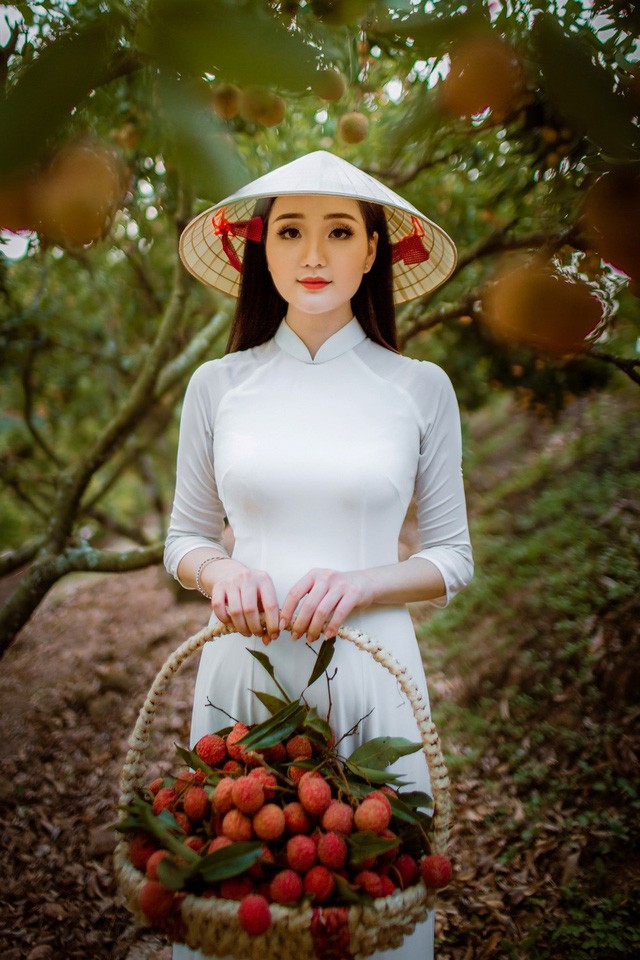 Cô gái sở hữu hai bằng ĐH loại giỏi khoe sắc bên vườn vải - ảnh 6