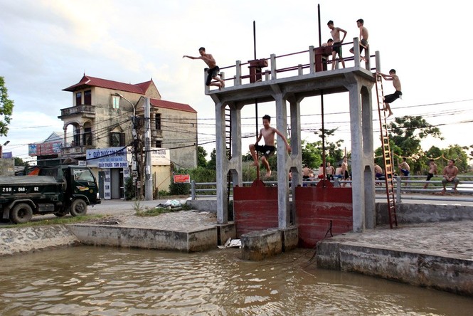 Hà Nội: Thỏa sức vùng vẫy ở 'bãi tắm' độc nhất vô nhị dài hàng km - ảnh 11