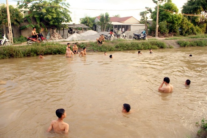 Hà Nội: Thỏa sức vùng vẫy ở 'bãi tắm' độc nhất vô nhị dài hàng km - ảnh 4