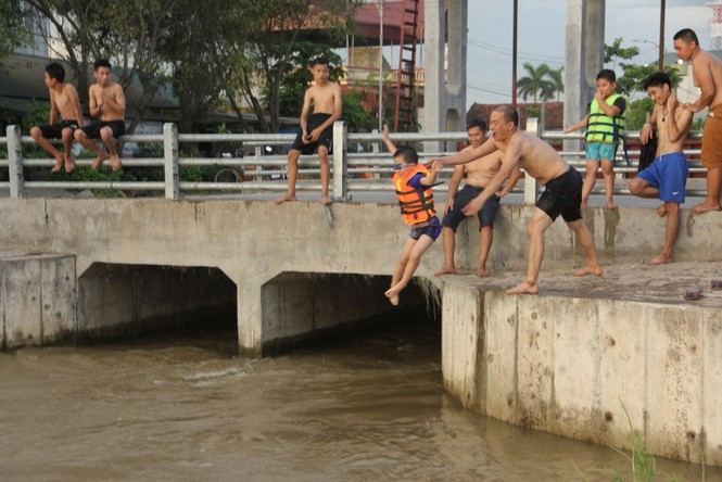 Hà Nội: Thỏa sức vùng vẫy ở 'bãi tắm' độc nhất vô nhị dài hàng km - ảnh 7