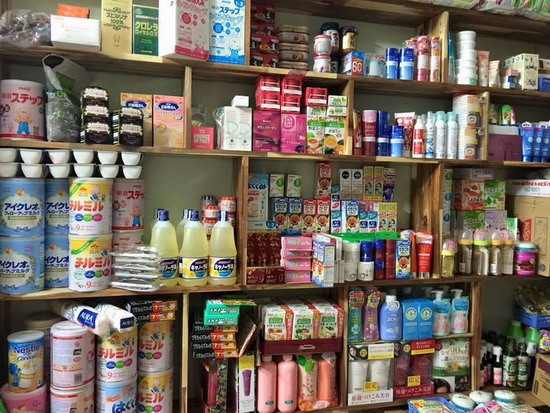 Hàng hiệu xách tay giá chợ tràn lan, người Việt chen mua - ảnh 1