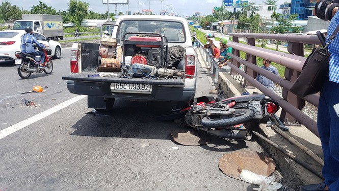 Tài xế bỏ chạy sau khi tông chết 2 mẹ con trên cầu Cần Thơ - ảnh 1
