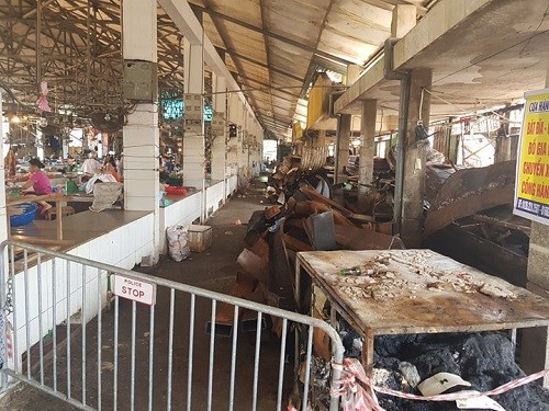Tiểu thương Sóc Sơn kéo lên huyện đòi sớm công bố nguyên nhân cháy chợ - ảnh 2