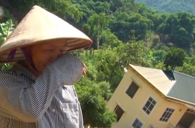 Kinh hãi nhìn ngôi nhà 2 tầng cheo leo bên bờ vực - ảnh 1