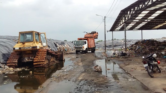 Nước kênh đen kịt, hôi thối do bị ảnh hưởng từ bãi rác 'khủng' - ảnh 3